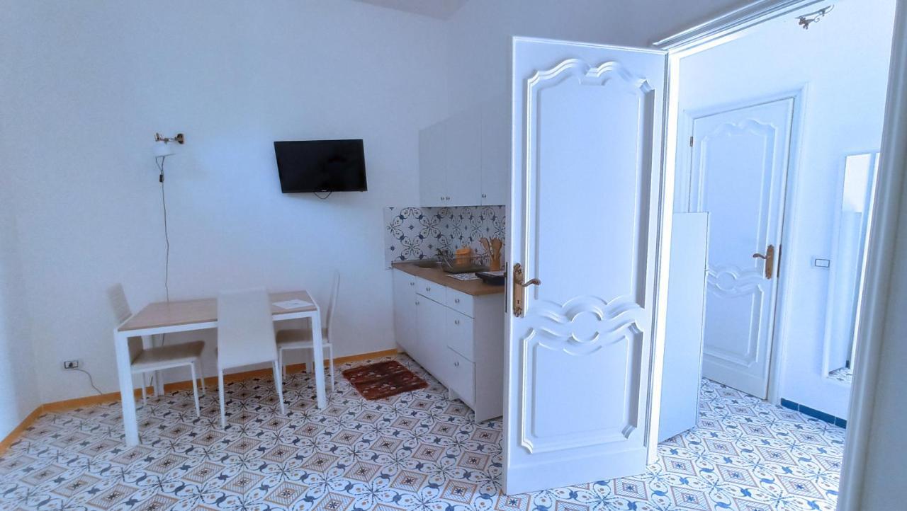 Villa Mary - Apartments Trani Esterno foto